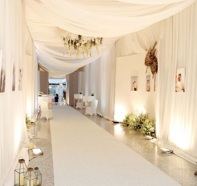 6135bbd322f7a dekorasi lorong tema putih pernikahan kevin ertika 5 Tempat Pernikahan di Mojokerto yang Bikin Kamu Terpesona