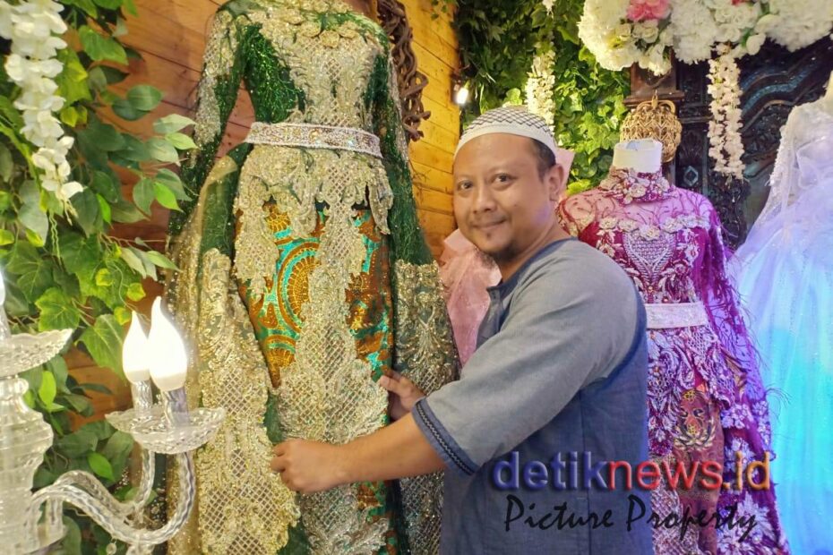 Owner menunjukkan koleksi baju pengantin 19+ Paket Wedding dan Catering Pernikahan Beji Depok